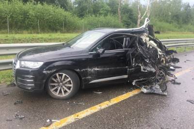 В Тверской области фура врезалась в стоящую «Audi Q7»