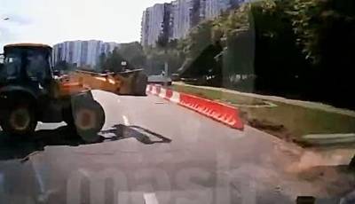На Новоясеневском проспекте Москвы трактор въехал в машину скорой помощи