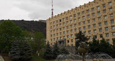 Оппозиционеры залили краской фонтан у здания администрации правительства Грузии