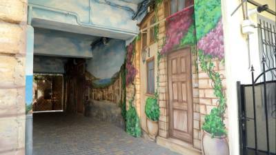В Одессе появился новый стрит-арт: портал в прошлое