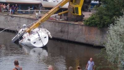 В Кронштадте подъемный кран упал в воду