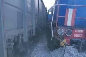 В РФ два поезда столкнулись "лоб в лоб"