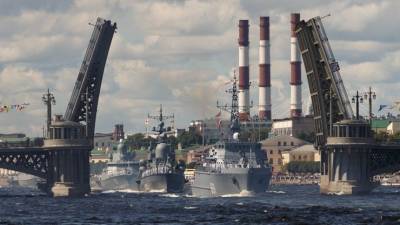 Видео: два корабля столкнулись в акватории Невы в Петербурге