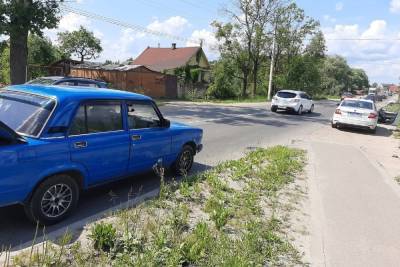 ГИБДД разыскивает водителя Renault Logan, скрывшегося с места ДТП на Нехинской улице в Великом Новгороде