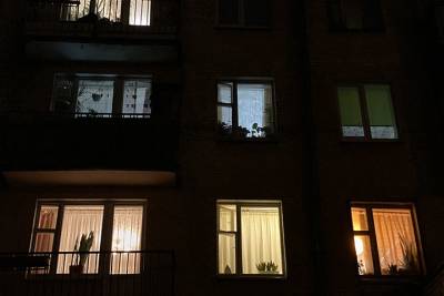 Мужчина и женщина выпали из окна жилого дома в Москве и погибли