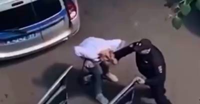 СК проверит видео, на котором полицейский схватил за волосы женщину в Москве