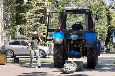 В Казахстане тракторист снес памятник Цою