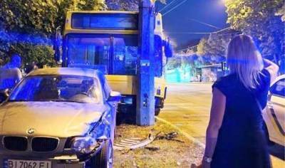 В Киеве водитель пошел за кофе, а его автобус сам покатился и протаранил автомобиль