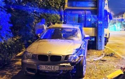 В Киеве неуправляемый автобус протаранил авто и врезался в столб