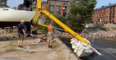 В Кронштадте кран рухнул и потопил новенькую яхту