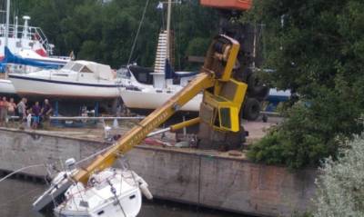 Кран упал на яхту возле летней пристани в Кронштадте