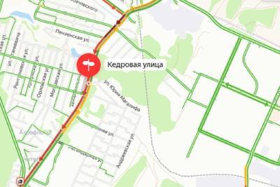 Трехкилометровая пробка сковала улицу Кедровую в Новосибирске – остальные дороги свободны