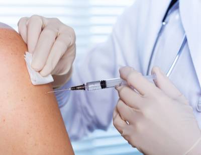 Жителям Новосибирской области посоветовали ставить прививку от COVID-19 раз в полгода