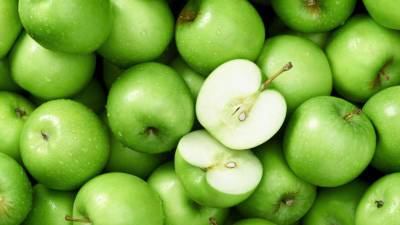 Врач рассказала, кому нельзя употреблять зеленые яблоки