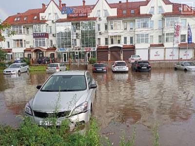 В Екатеринбурге после сильного ливня затопило улицы, торговые центры и жилые дома