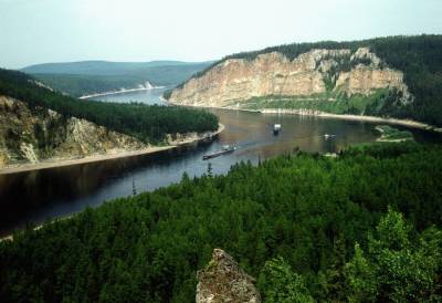 Движение судов по реке Лена приостановили из-за сильного дыма в Якутске