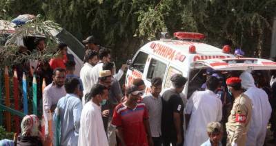 Более 20 человек погибло в столкновении большегруза с пассажирским автомобилем в Пакистане
