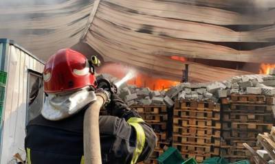 В Киеве масштабный пожар – горят склады