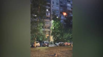 Очевидцы: при пожаре в квартире на Испытателей погиб человек