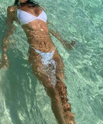 Эти ноги бесконечны: Ирина Шейк в бикини вновь доказывает, что на пляже ей нет равных