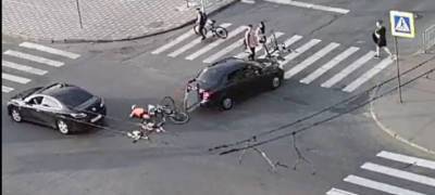 Велосипедист врезался в автомобиль на перекрестке в Петрозаводске (ВИДЕО)