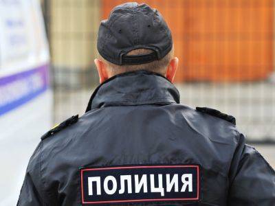 В Москве полицейский схватил женщину за волосы при задержании