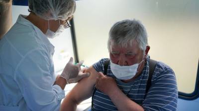 Пенсионерам предложили начать платить за прохождение вакцинации от COVID