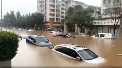 Сильные дожди в Китае: затоплены улицы, метро, отменены сотни авиарейсов