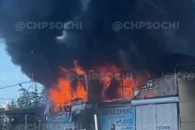 Утром 19 июля в Сочи загорелся автосервис