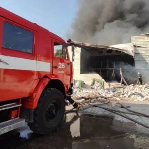 В Киеве произошел пожар на территории транспортной компании: ликвидация продолжается. Фотофакт