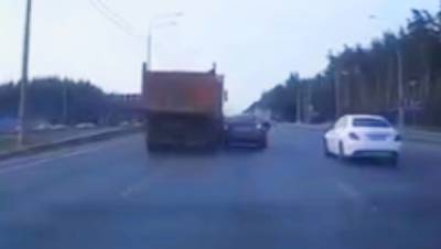 В Воронеже КамАЗ устроил аварию с двумя легковушками
