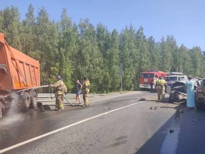 На Сельдинском шоссе столкнулись КамАЗ и ВАЗ. Движение затруднено