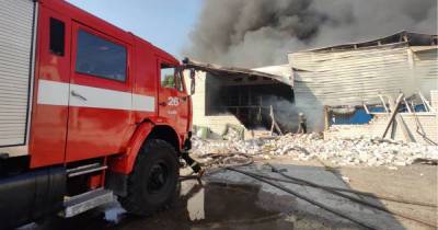 В Киеве полсотни спасателей тушат масштабный пожар на складе (ФОТО)
