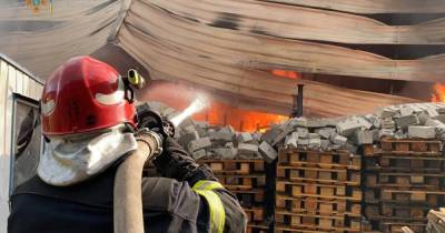 Масштабный пожар в Киеве: в Голосеевском районе горят склады