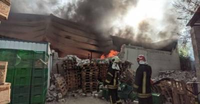 В Киеве тушат крупный пожар на складе транспортной компании (ФОТО)