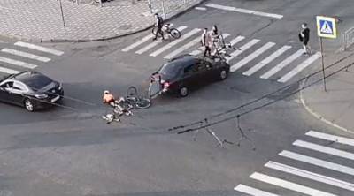 Велосипедист врезался в машину в центре Петрозаводска