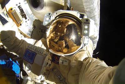 Российские космонавты на МКС останутся без скафандров