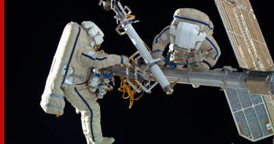 Российские космонавты на МКС рискуют лишиться скафандров