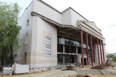 Рабочие приступили к отделке фасада краевого драмтеатра в Чите