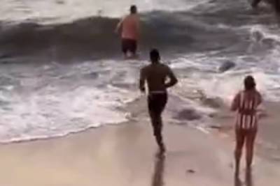 На российском курорте мужчина попытался спасти тонущую девушку и погиб в море