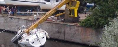 В Кронштадте при спуске на воду на яхту упал кран