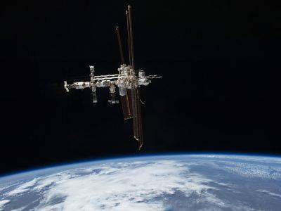 Российские космонавты на МКС могут остаться без скафандров из-за гарантийного срока