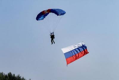Смоленские парашютисты устроили акцию в поддержку российских олимпийцев