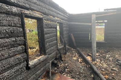 В Сафонове на бесхозном участке горели сразу несколько строений: огонь перекинулся к соседям