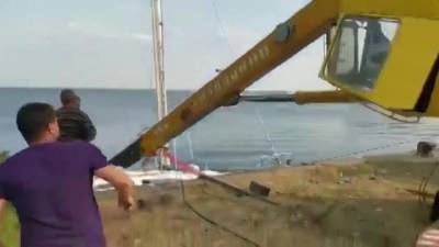 Падение крана с лодкой в Кронштадте попало на видео - piter.tv - Санкт-Петербург - Кронштадт