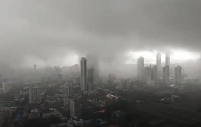 Десятки человек погибли в результате мощнейщих ливней в индийском городе Мумбаи и мира