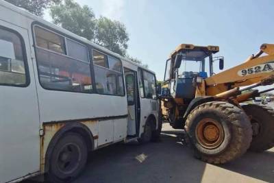 7 человек пострадали в ДТП с автобусом и погрузчиком под Тулой днем 19 июля