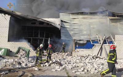 Масштабный пожар на складах в Киеве потушили