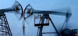 Страны ОПЕК+ договорились увеличить добычу нефти и продлить сделку до конца 2022 года