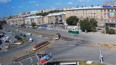 Неудачный поворот налево: в Челябинске с рельсов сошел трамвай